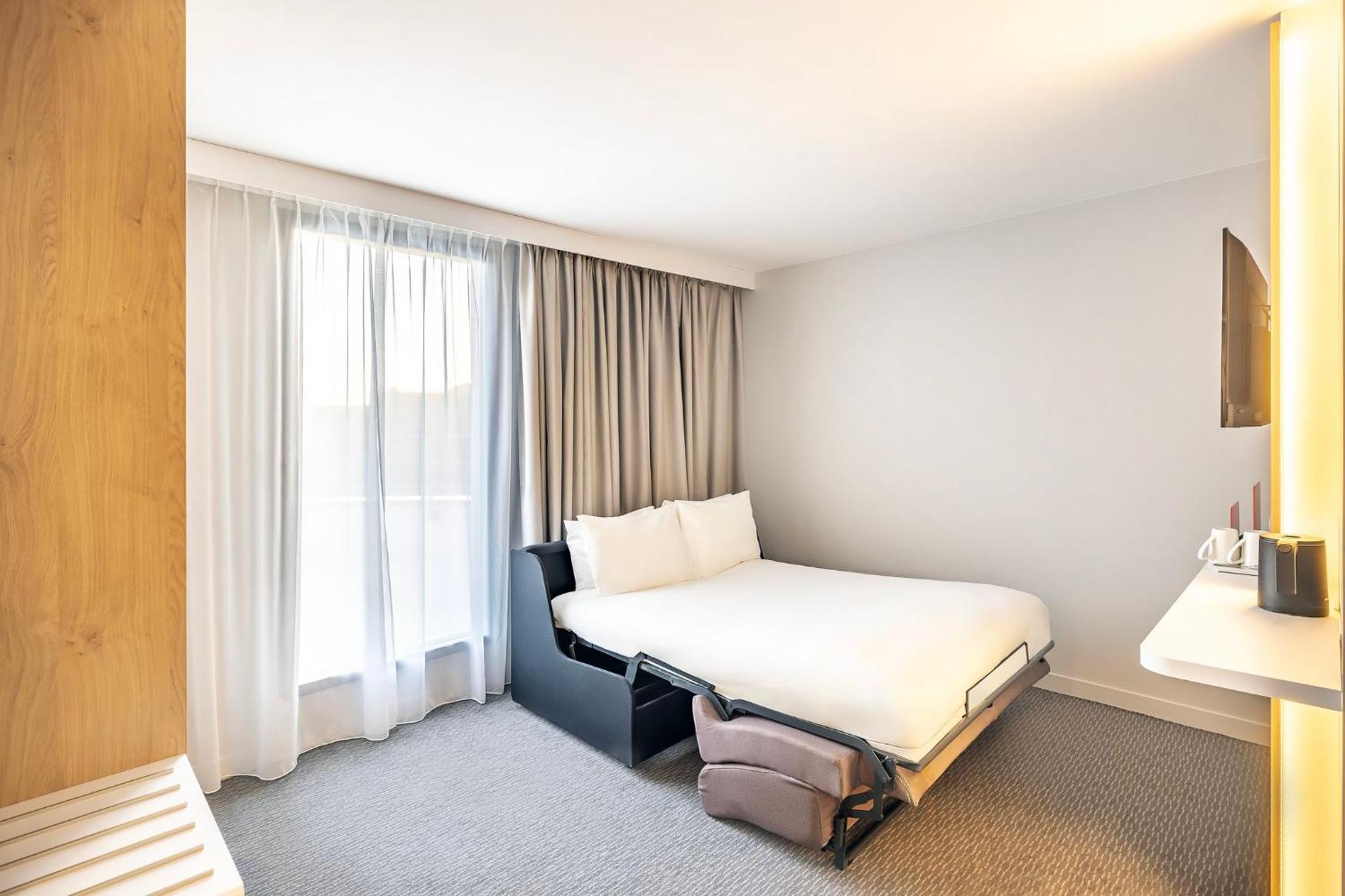 Holiday Inn Express Paris - Poissy By Ihg Exterior photo